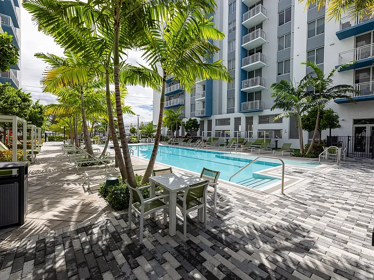 Pura Vida Hialeah Luxury Apartments — Photo 41
