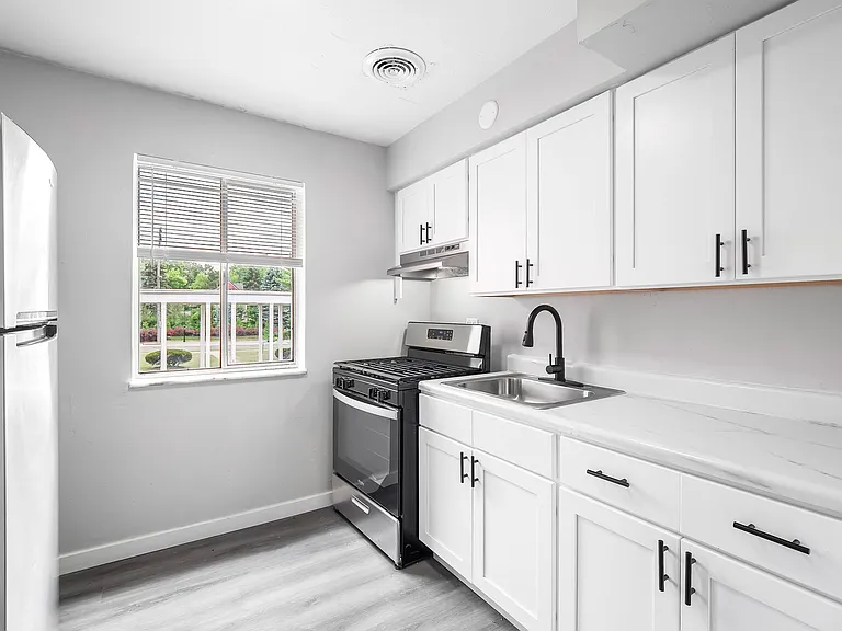 Heights Garden Apartments — Photo 4