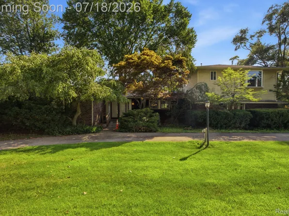 2726 Bay Dr, West Bloomfield, MI 48324