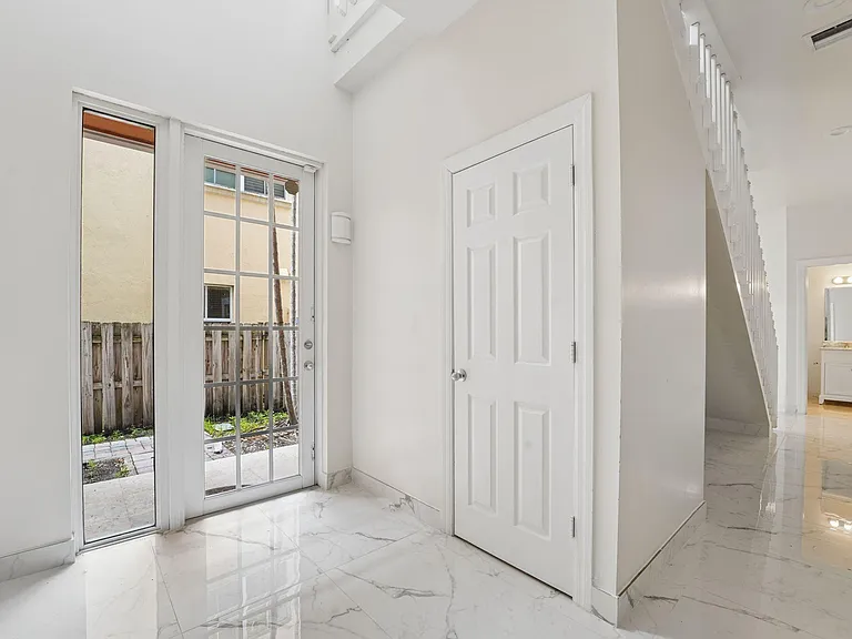 819 SW 7th Ave — Photo 9