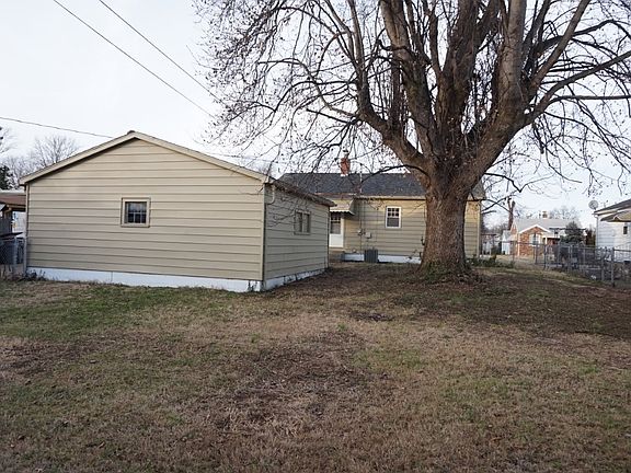 4th image of 2337 E Illinois St