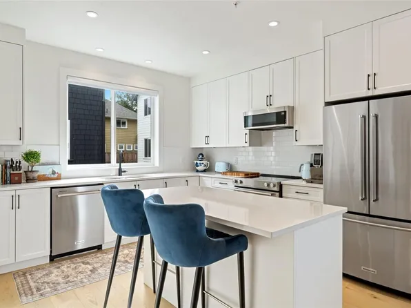 10145 5th St #16, Sidney, BC V8L 2X8