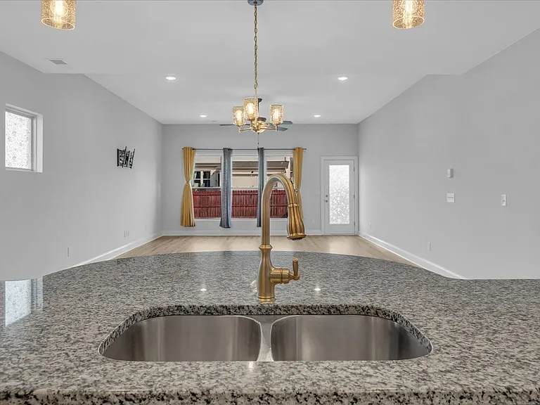 1121 Carlisle Pl — Photo 4