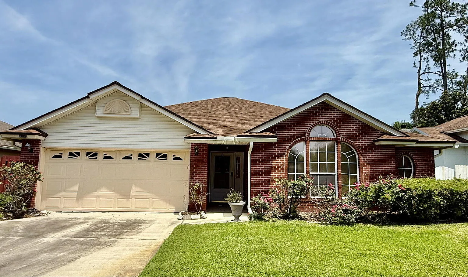 3 bed, 2.0 bath, 1957 sqft, $2,000 — Photo 1