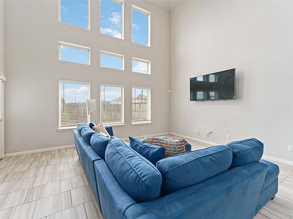 4th image of 7002 Victorville Dr