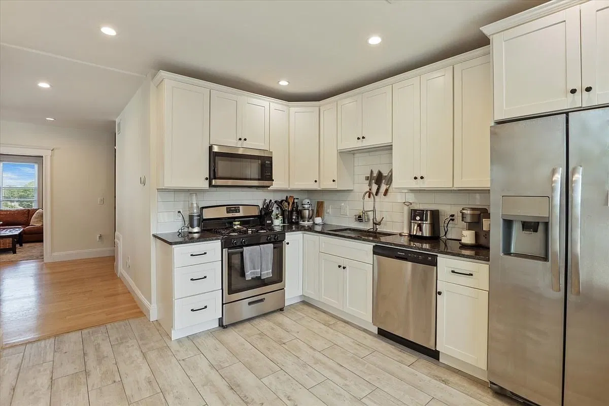 3 bed, 2.0 bath, 1250 sqft, $3,500 — Photo 3