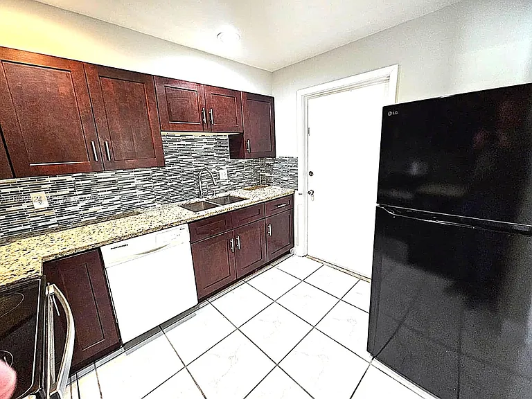 642 NW 13th St #310 — Photo 8