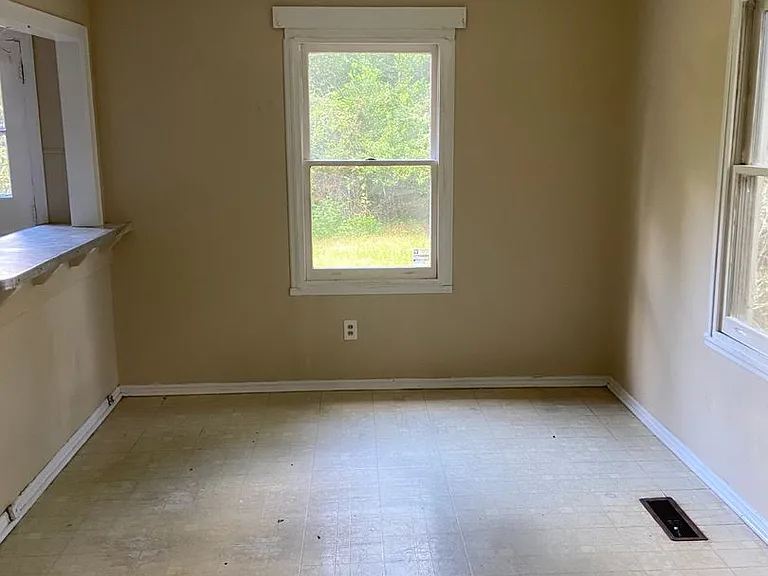 563 Parkchester Dr — Photo 8