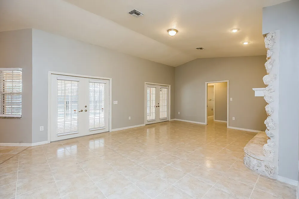 3 bed, 3.0 bath, 2347 sqft, $3,240 — Photo 2
