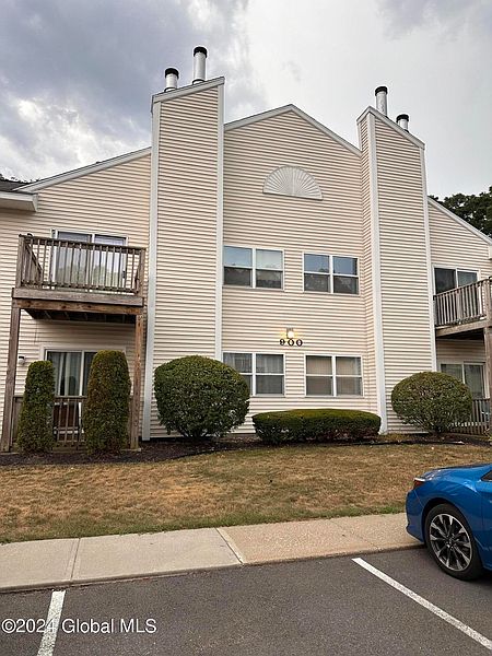 2nd image of 907 Greenwich Drive