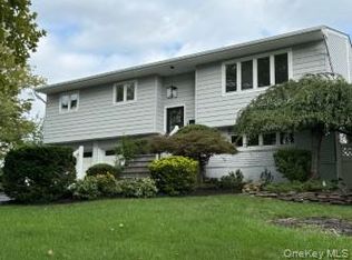 6 Oatley Pl, Commack, NY 11725