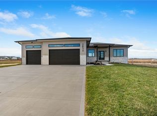 2834 NW Beechwood Dr, Grimes, IA 50111