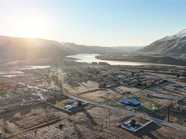 1611 S Douglas Street, Rock Island, WA 98850