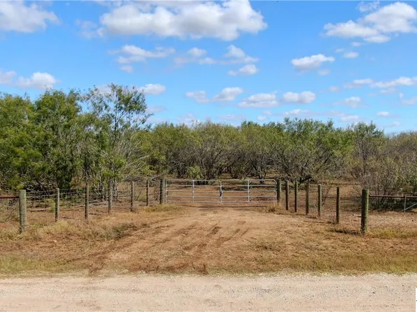 812 County Road 415, Stockdale, TX 78160