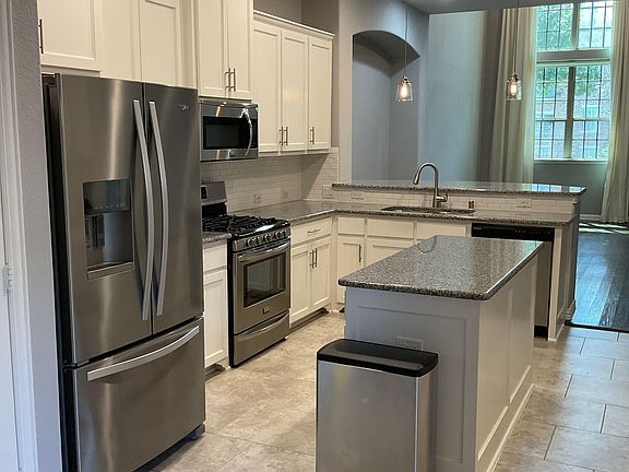 4th image of 731 Emily Ln