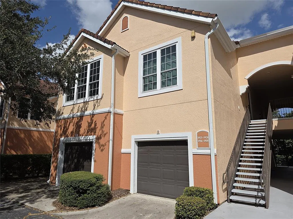 2 bed, 2.0 bath, 1209 sqft, $1,975 — Photo 2