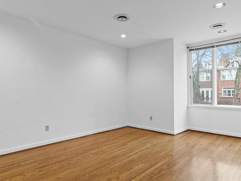 6324 Howe St #21 — Photo 7