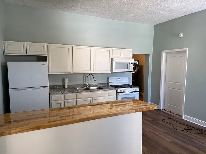Spacious two bedroom apartment freshly remodeled. — Photo 4