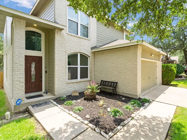 2704 Greenlee Dr — Photo 4