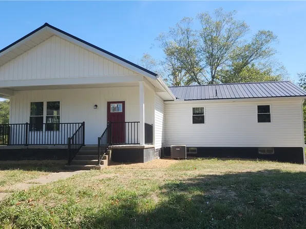 8217 Edie Hill Rd SE, Uhrichsville, OH 44683
