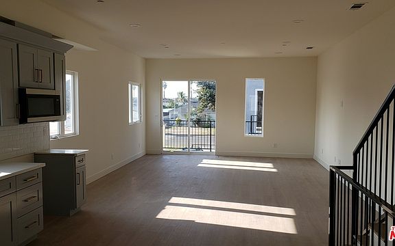 4th image of 2404 S Dunsmuir Ave #2406-1/2