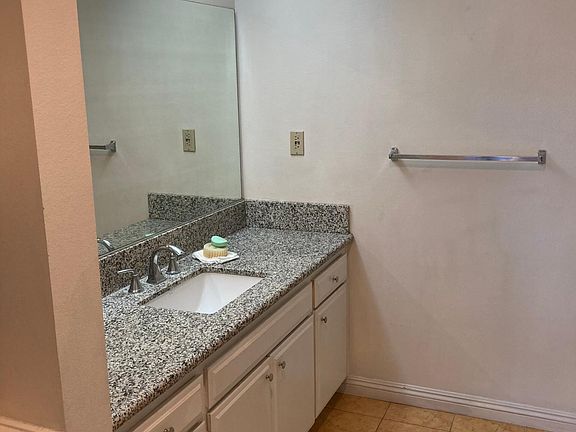 4th image of 1229 E Wilson Ave APT 301