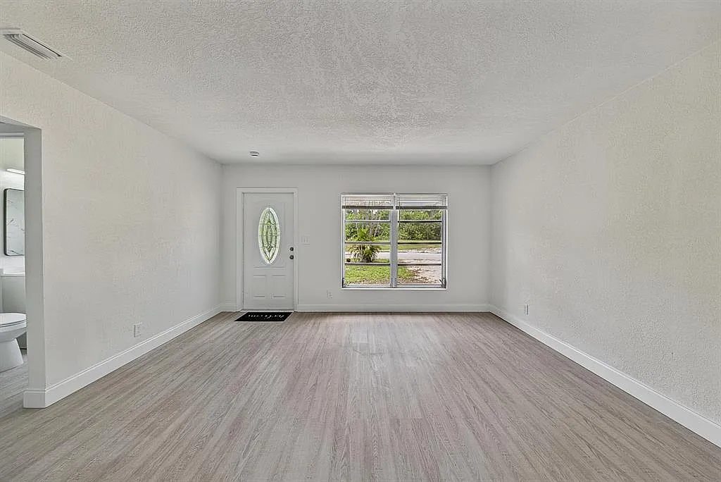 317 SW 19th St — Photo 4