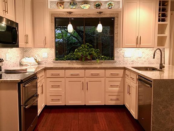 New Appliances, Granite, Carrera Marble, Lighted Display Nic