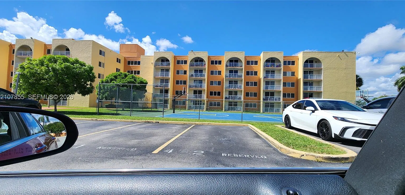Coral Gate West Condo — Photo 1