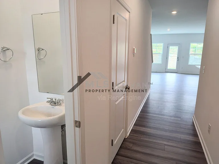 875 Pilot St — Photo 5