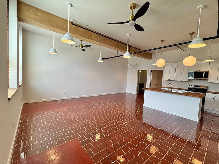 510 S College St — Photo 3
