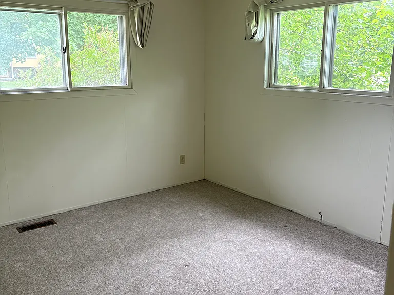 1140 Eastwood Dr — Photo 10