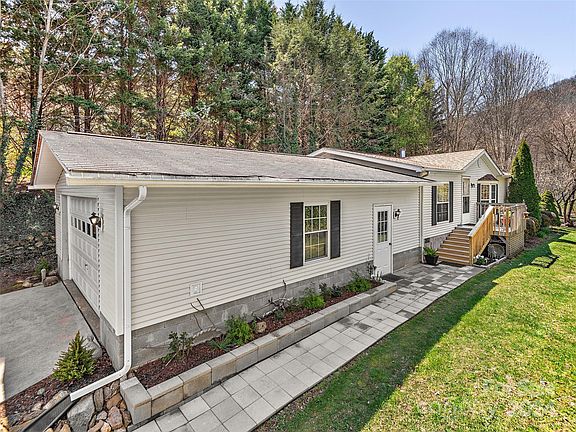 3rd image of 68 Powderhorn Dr