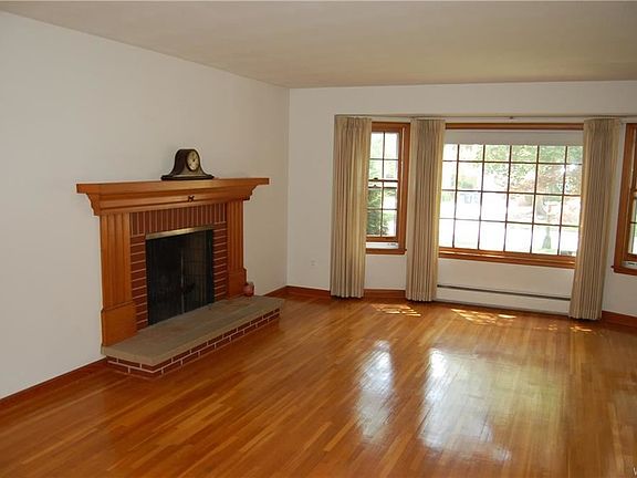 3rd image of 319 Sherbrooke Ave