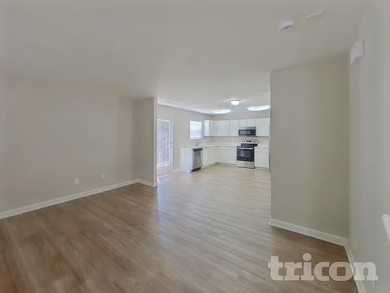 758 Sinclair Dr — Photo 3