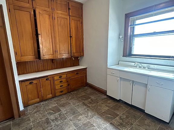 2nd image of 214 4th St SE #3RS