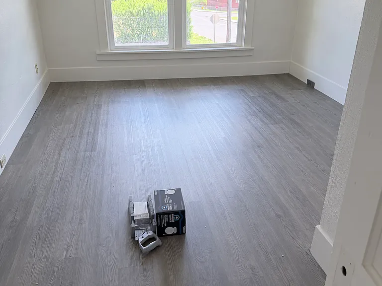 927 W Mercury St — Photo 5