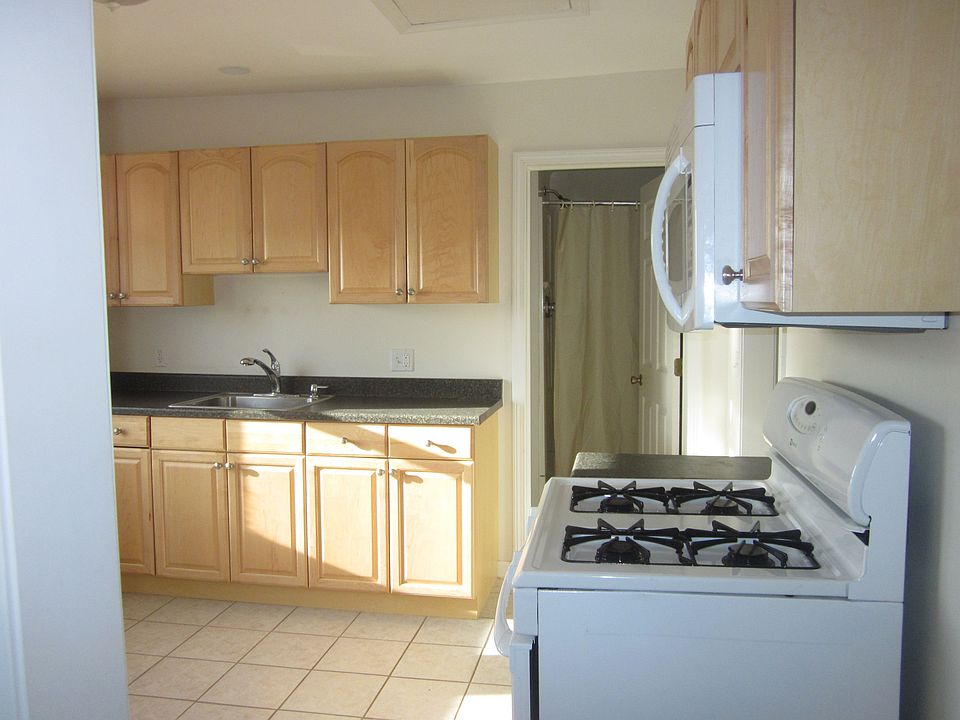 2nd image of 141 Old Foxon Rd #3