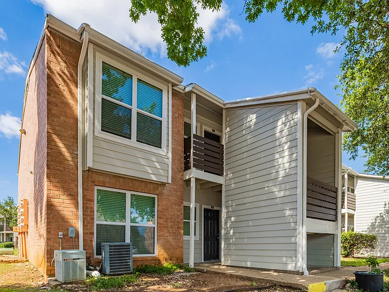 Hillcrest Apartments — Photo 9