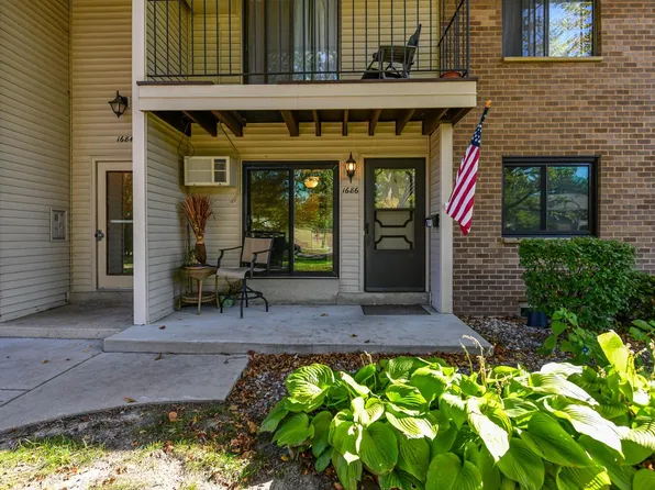 1686 South Carriage LANE, New Berlin, WI 53151