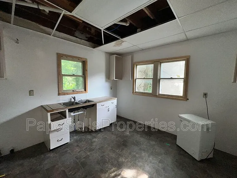 327 E Stuart Ave — Photo 4