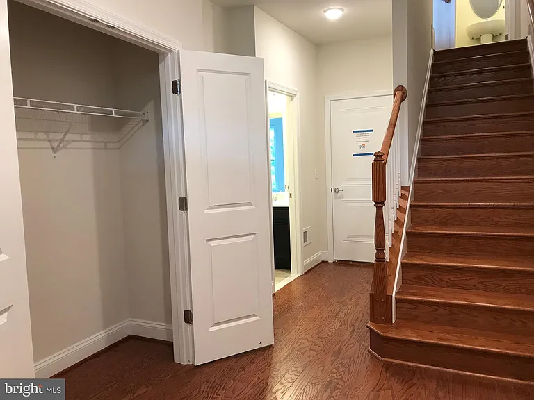 43219 Clarendon Sq — Photo 4