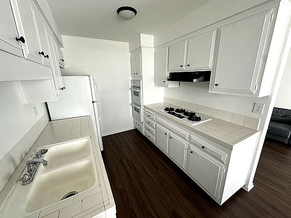 406 Veteran Avenue, Westwood, CA 90024 - Unit #14 - Kitchen