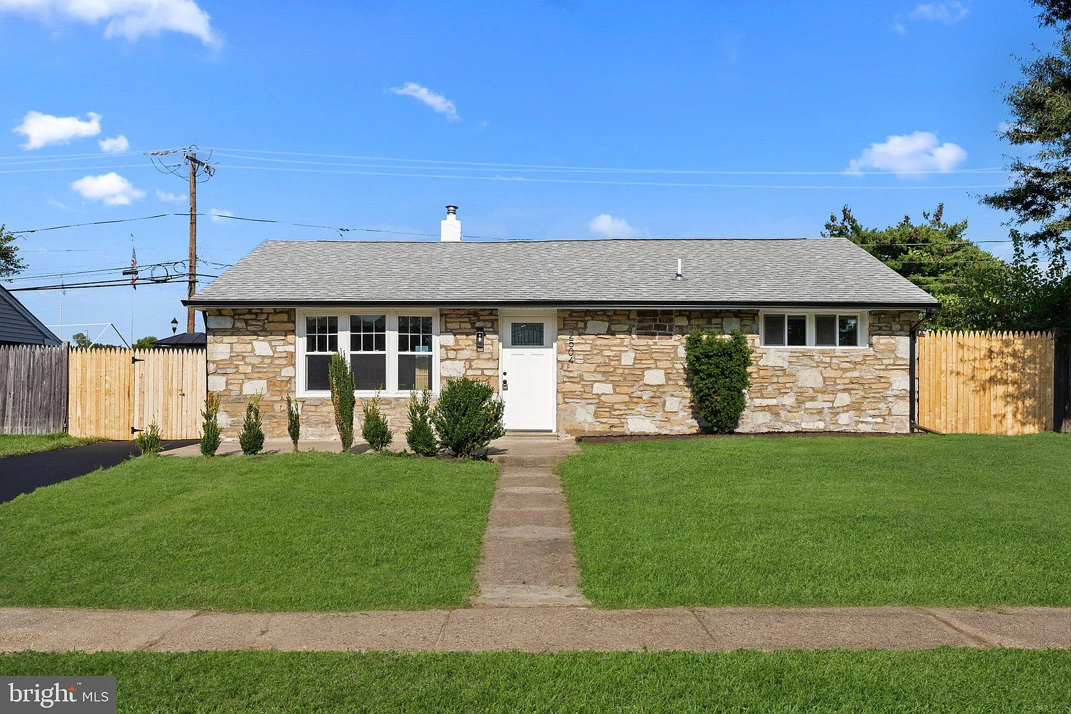 2504 Laurel Dr photo 1