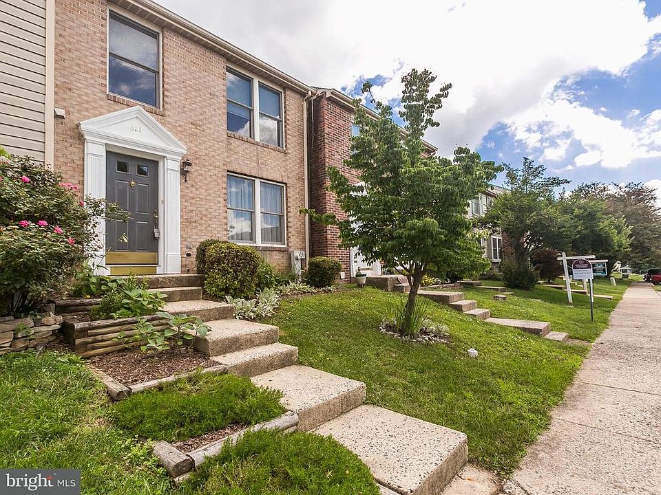 1st image of 821 Dora Pl
