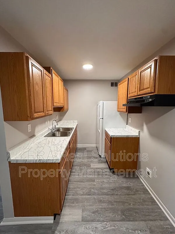 2 bed, 1.0 bath, $895 — Photo 2