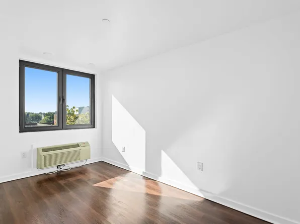 874 Willoughby Avenue image 7 of 11