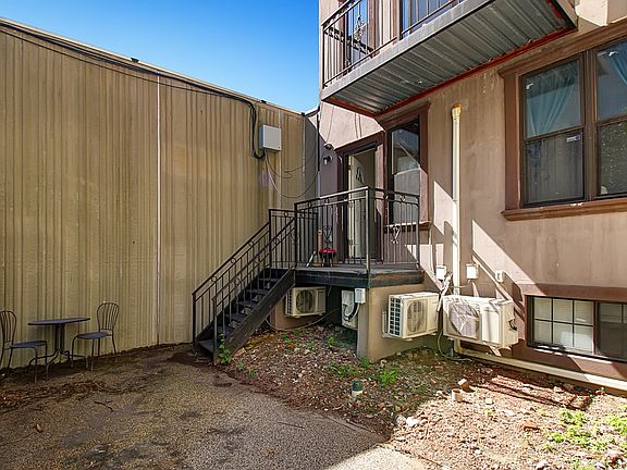 4th image of 952 Madison St #4