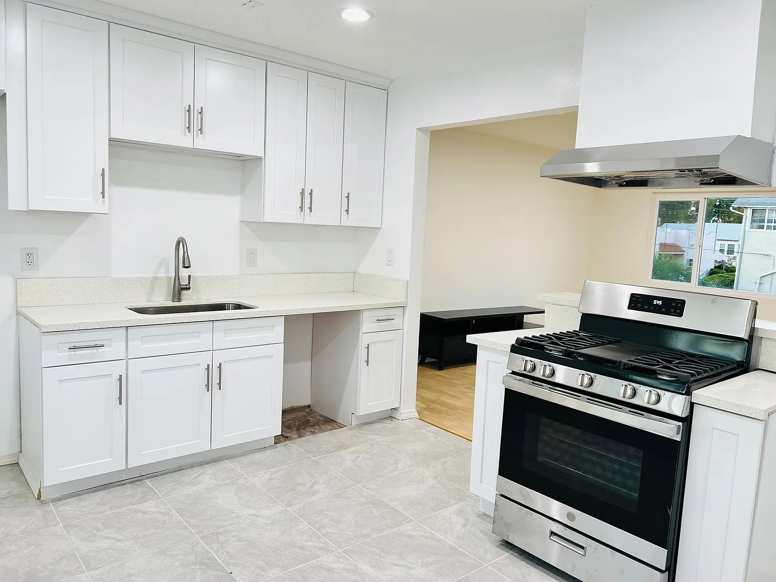 625 N Moore Ave — Photo 2