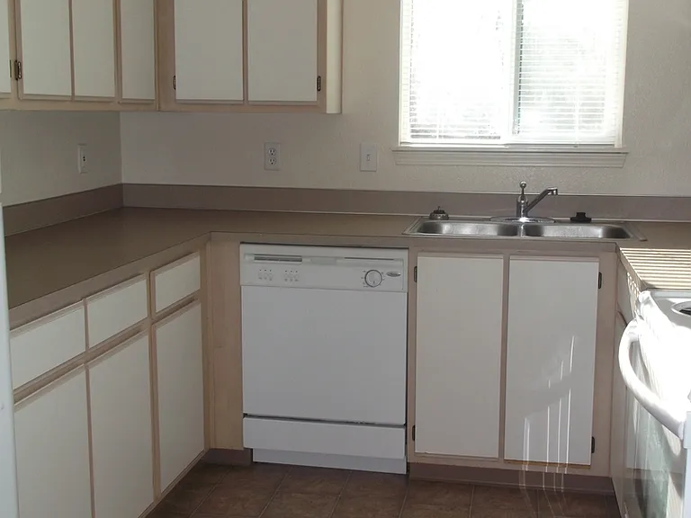 167-Triple Crown Apts — Photo 29